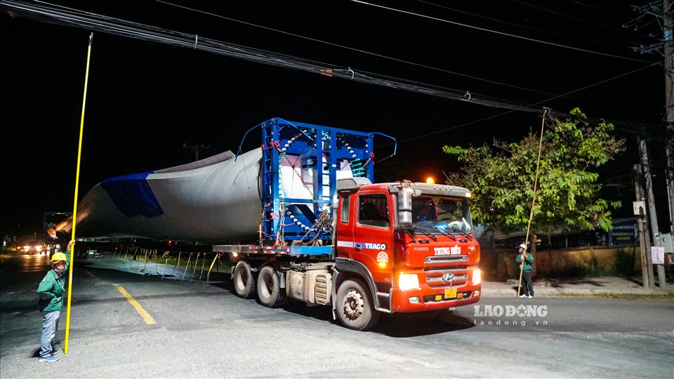 Ông Hoàng Xuân Nam – Phó Trưởng phòng Kinh doanh Cảng Cần Thơ cho biết, việc vận chuyển 3 cánh quạt điện gió và nhiều thiết bị liên quan gặp không ít những khó khăn như gặp phải nhiều góc cua nhỏ, đường nhỏ, dây điện thấp,…qua đó phải di chuyển vào ban đêm để tránh sự ùn tắc giao thông và bên cạnh đó cũng cần sự hỗ trợ của nhiều nhân công và CSGT dẫn đường.