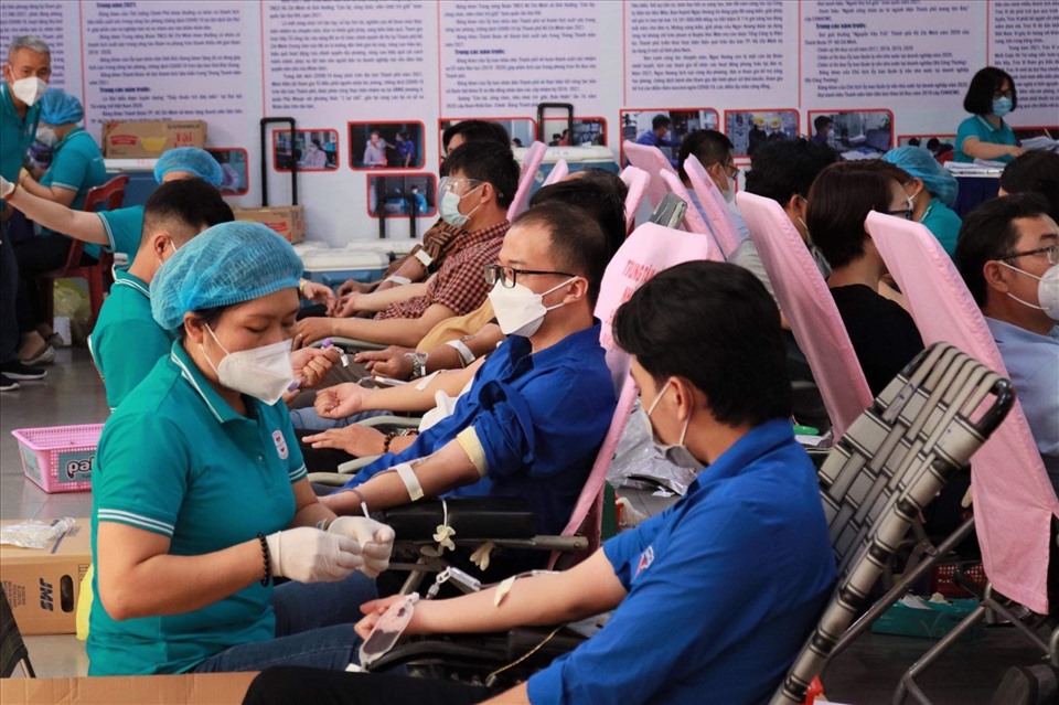 Đoàn viên công đoàn, CNVCLĐ ở các đơn vị thuộc Công đoàn Viên chức TPHCM hiến máu tình nguyện “Giọt hồng khai Xuân” năm 2022. Ảnh: Đức Long