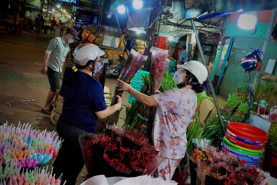 Dù là giữa khuya nhưng không khí mua bán tại chợ hoa Đầm Sen vẫn diễn ra tấp nập.
