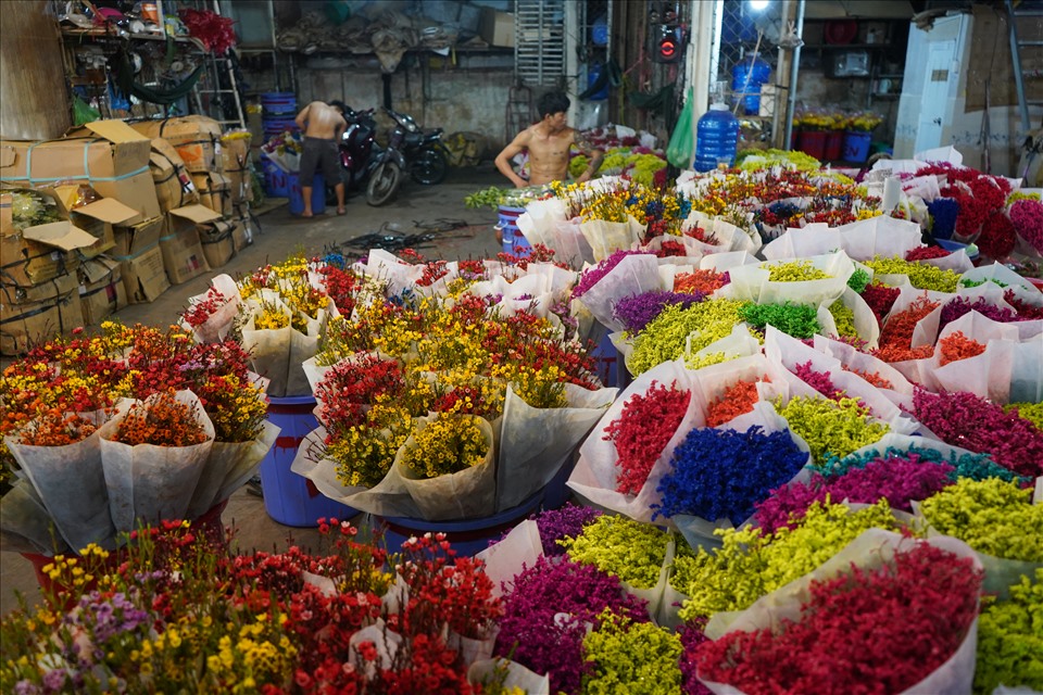 Lượng hoa về chợ khá phong phú, đa dạng trong đợt ngày lễ tình nhân (14.2) và rằm tháng Giêng.