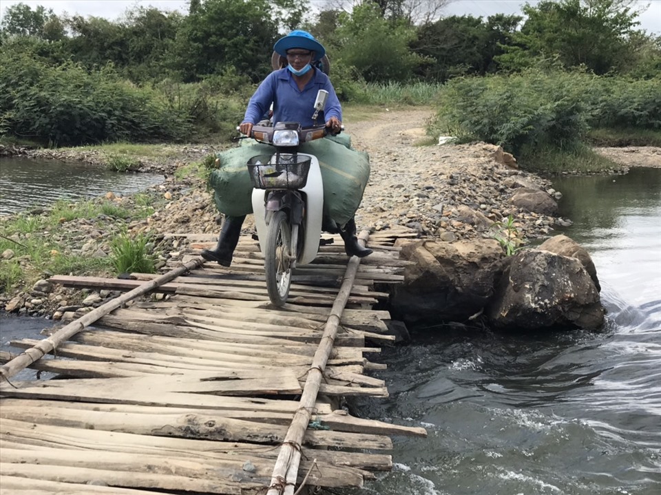 Không ít trường hợp di chuyển qua cầu tạm mùa bão bị nước cuốn trôi.