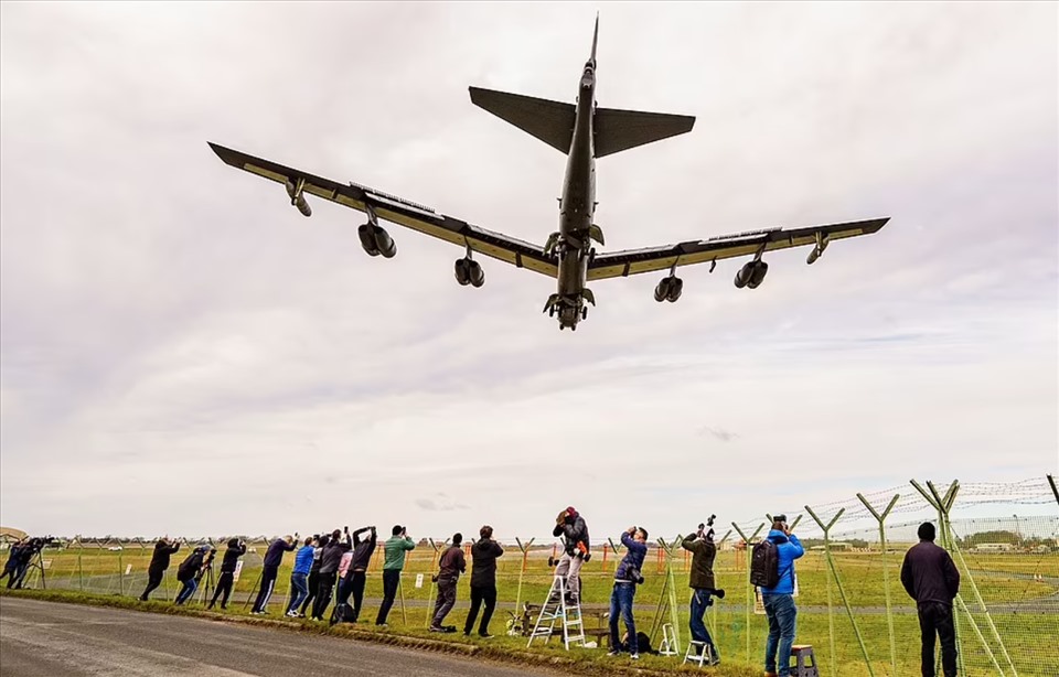 Máy bay ném bom B-52 Mỹ đến Vương quốc Anh hôm 10.2. Ảnh: Không quân Mỹ