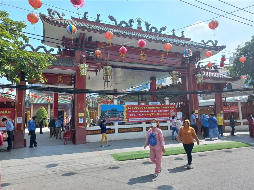 Người dân đến thăm viếng Miếu Bà Thiên Hậu tại phường Phú Cường, thành phố Thủ Dầu Một tỉnh Bình Dương.