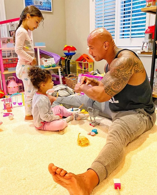 The Rock hạnh phúc khi dành nhiều thời gian vui đùa bên các con gái nhỏ. Ảnh: Xinhua