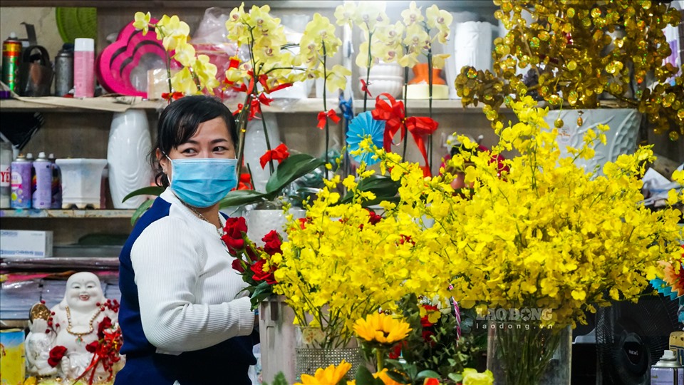 Chị Võ Thị Mỹ Trang – Chủ cửa hàng hoa trên đường 30-4 cho biết, ngày lễ tình nhân năm nay chị nhập với số lượng hoa gấp 3 lần so với ngày thường, chủ yếu nhập hoa hồng Đà Lạt là nhiều còn những loại hoa khác ít.