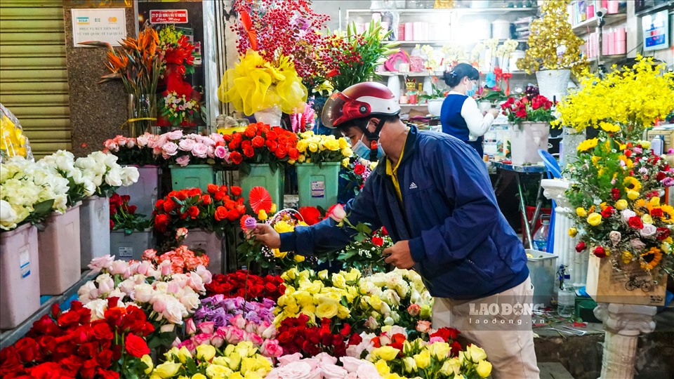 Tỉ mỉ chọn những bông hoa đẹp nhất, anh Nguyễn Hữu Hải (quận Ninh Kiều) chia sẻ, vợ chồng anh đã lấy nhau được 5 năm, nhưng vào những ngày này anh không thể quên mua tặng cho vợ một bó hoa để hâm nóng lại tình cảm như thời mới yêu.