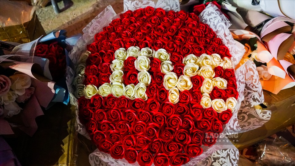 Bó hoa hồng sáp hình chữ “LOVE” được định giá 2 triệu đồng.