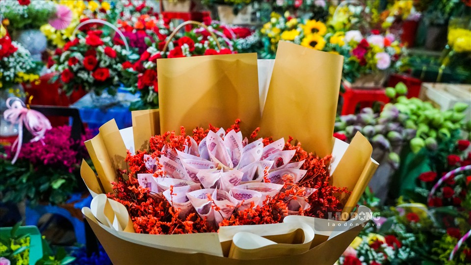 Chị Trang cũng cho biết, giá hoa năm nay có hơi cao so với năm trước, dao động từ 300 nghìn đến 1 triệu đồng, tùy thuộc vào bó to, nhỏ. Bên cạnh đó, cũng có những bó hoa bằng tiền mặt với nhiều mệnh giá khác nhau để cho mọi người lựa chọn.