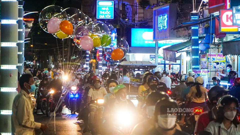 Điểm náo nhiệt nhất tại bến Ninh Kiều, lượng người đổ về tham quan cũng như đi dạo mỗi lúc một đông.