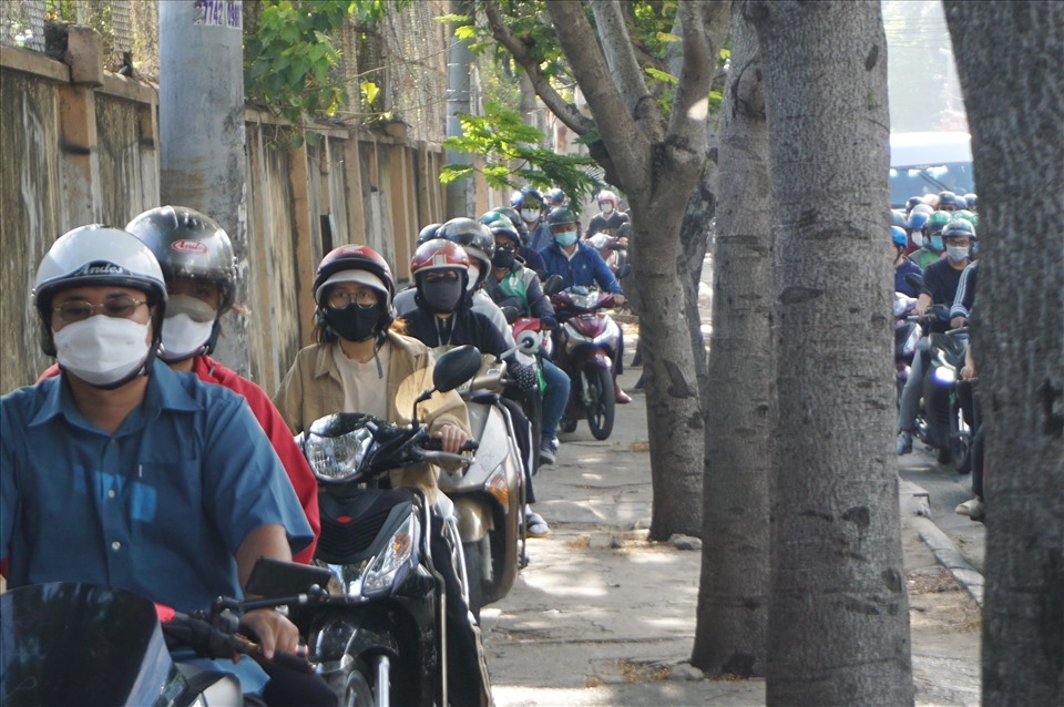 Nhiều người chạy xe máy lên đường Nguyễn Tất Thành tìm lối thoát.