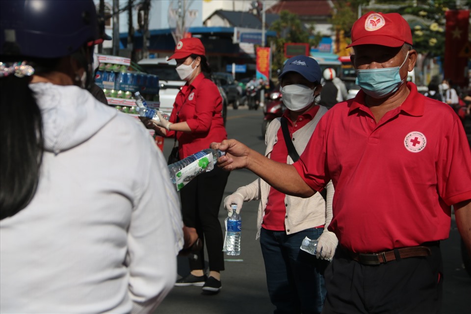 Ở một điểm khác, Hội Chữ thập đổ phường Phú Cường, thành phố Thủ Dầu Một tổ chức phát nước suối, khăn lạnh, sữa đậu nành, nước nha đam miễn phí cho người dân.
