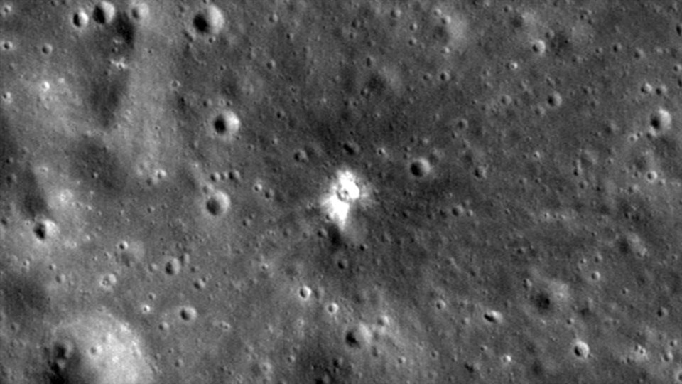 Các tác động tự nhiên trên bề mặt Mặt trăng hình thành sau các vụ va chạm. Ảnh: NASA