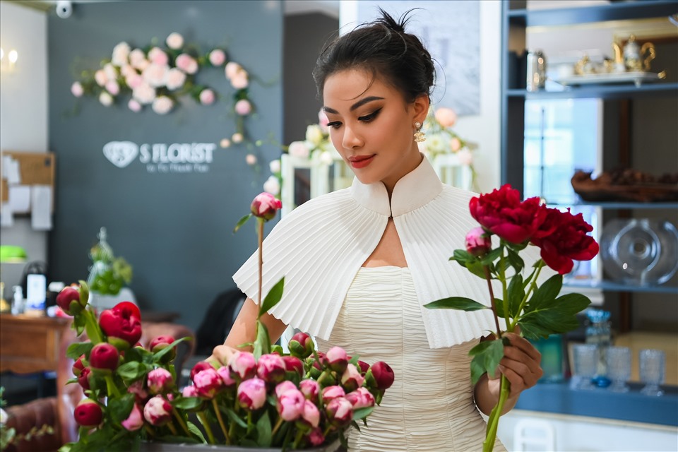 Á hậu Kim Duyên thử sức trong vai trò mới - cô chủ tiệm hoa xinh xắn toạ lạc tại trung tâm TPHCM. Ảnh: Tô Thanh Tân
