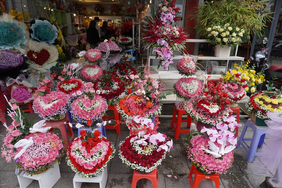 Nhiều mẫu mã, bó hoa được chủ “shop tình yêu” thiết kế bắt mắt, đẹp lung linh để phục vụ khách hàng. Ảnh: Q.D
