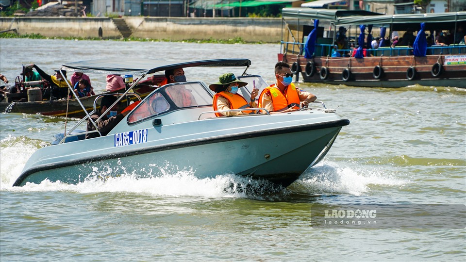 Lực lượng CSGT tuần tra đảm bảo an toàn cho việc tổ chức lễ hội trên sông.