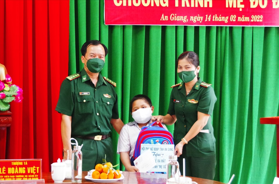 Thượng tá Lê Hoàng Việt, Phó Chính ủy Bộ đội Biên phòng tỉnh An Giang (trái ảnh) trao hỗ trợ cho em Dương Minh Tiến. Ảnh: BĐBP