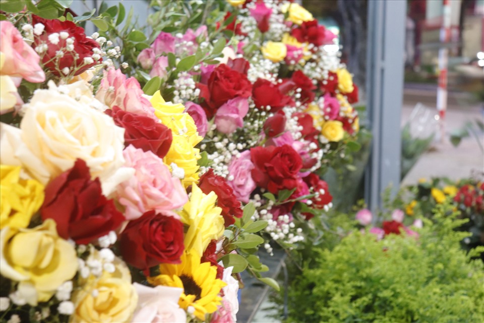 2 ngày qua, nhiều cửa hàng bán trên địa bàn TP. Đồng Hới (tỉnh Quảng Bình) đã bày bán rất nhiều loại hoa hồng, nhằm làm quà tặng trong ngày lễ tình nhân. Ảnh: H.L