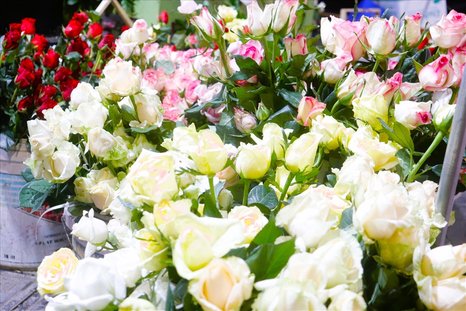 Đến cuối ngày, nhiều nơi vẫn còn rất nhiều hoa chưa kịp bán trong ngày lễ tình nhân năm nay. Ảnh: H.L
