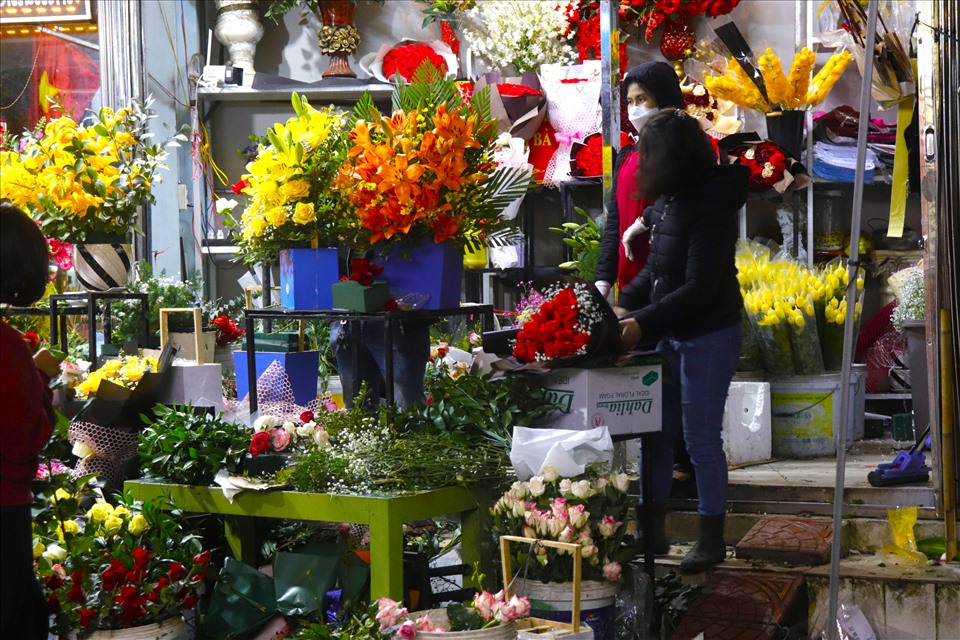 Tuy nhiên, do thời tiết không được thuận lợi, bên cạnh đó tình hình dịch bệnh diễn biến phức tạp, nên số lượng người mua hoa, quà tặng trong ngày lễ tình nhân tại Quảng Bình không được nhiều. Ảnh: H.L