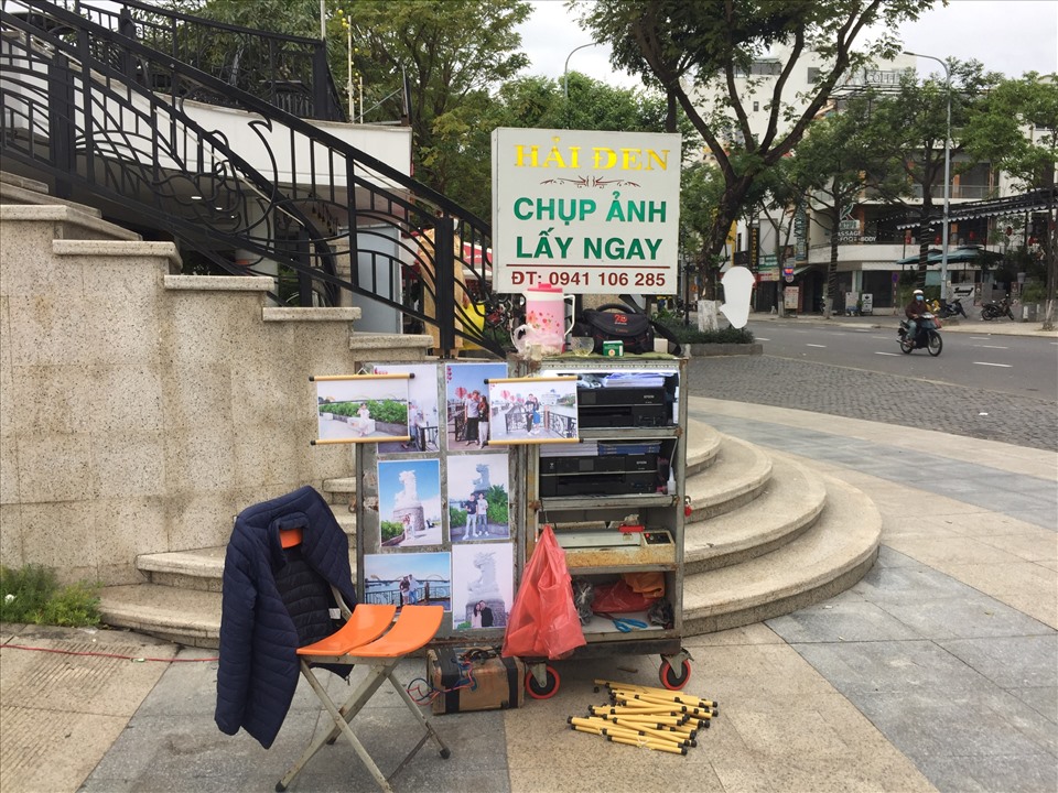 Tiệm chụp ảnh lấy ngay Hải Đen tại chân cầu rồng, cầu tình yêu cũng chung tình trạng ế ẩm như ở các điểm du lịch khác. Ảnh: Nguyễn Linh