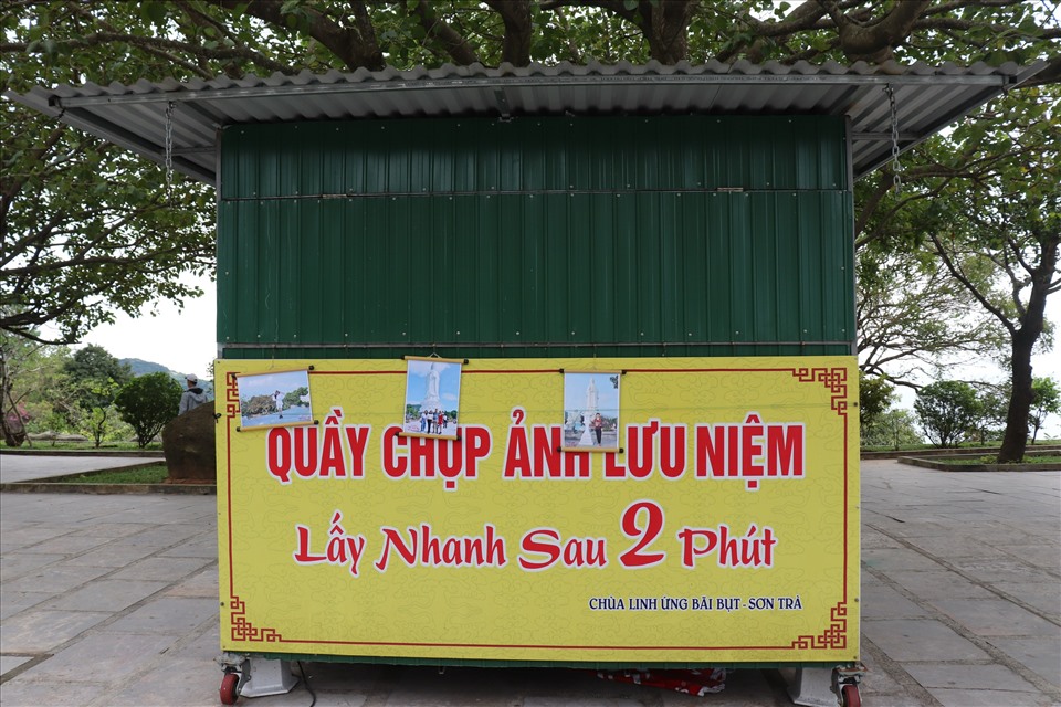Chòi lấy ảnh đã chụp luôn trong tình trạng đóng cửa vì không có khách chụp ảnh. Ảnh: Nguyễn Linh