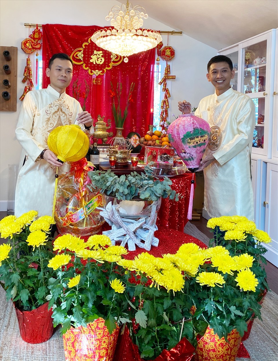 MC Gia Thành và đạo diễn Huỳnh Tuấn Anh bên bàn thờ ngày Tết tại nhà ca sĩ Nguyễn Hồng Nhung. Ảnh: NSCC.