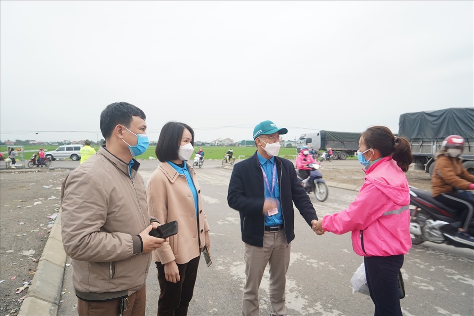 Phó Chủ tịch LĐLĐ tỉnh Nghệ An Nguyên Chí Công (thứ 2 từ phải sang) đón công nhân Công ty TNHH Viet Glory đi làm trở lại. Ảnh: QĐ