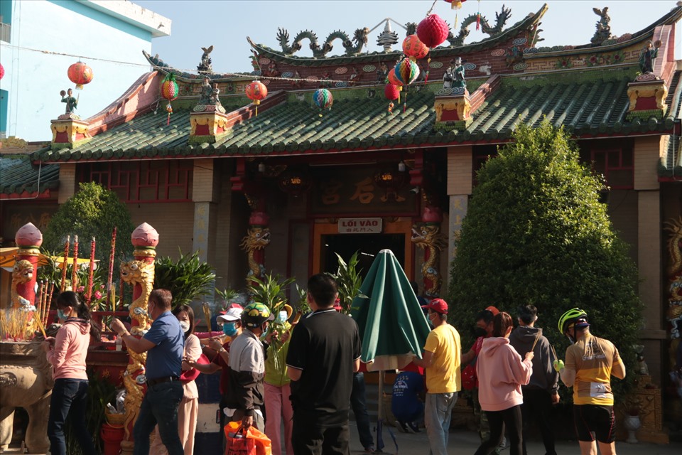 Miếu Bà Thiên Hậu (P.Phú Cường, TP.Thủ Dầu Một, Bình Dương) là điểm có đông người dân đến thăm viếng nhất.