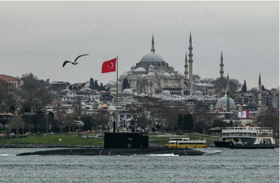 Nga điều tàu ngầm hải quân đi qua eo biển Bosphorus để tham gia cuộc tập trận ở Biển Đen, ngoài khơi Ukraina. Ảnh: AFP