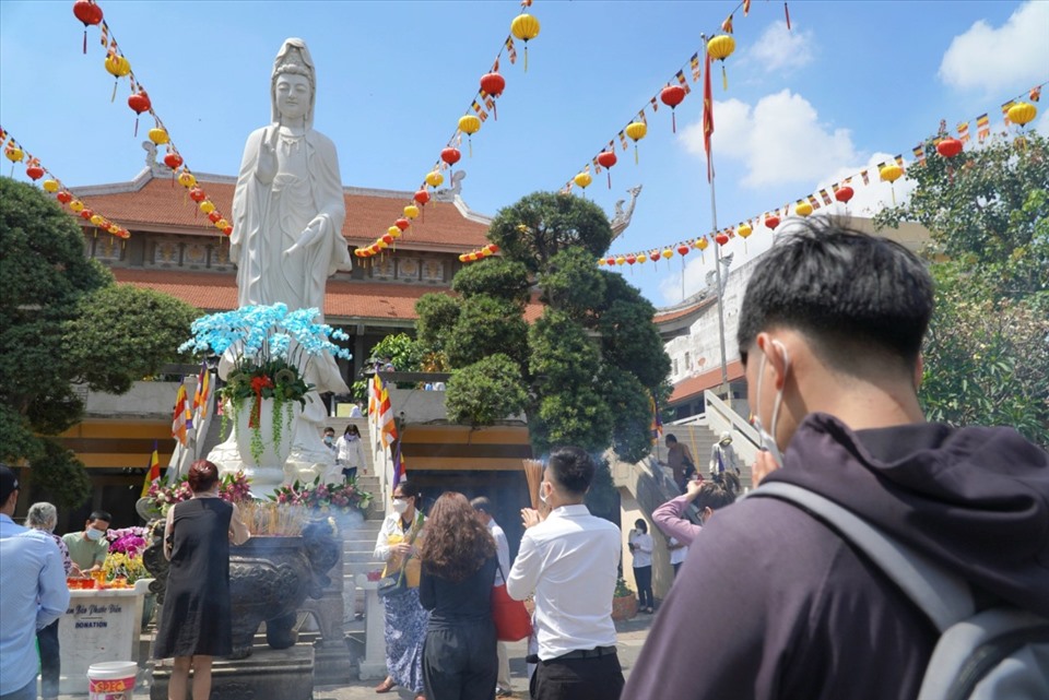 Ghi nhận của Lao Động tại chùa Vĩnh Nghiêm (quận 3) trong trưa ngày 15.2, có khá đông người dân đã đến đây để thắp hương lễ phật, cầu an trong ngày rằm tháng Giêng.