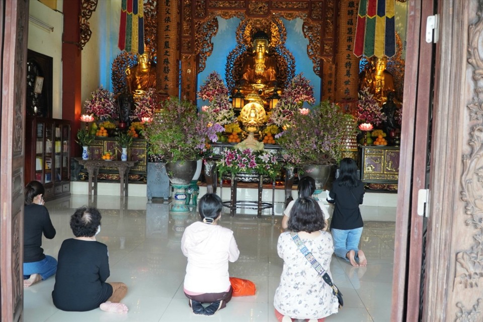 Tương tự, ghi nhận của Lao Động tại chùa Pháp Hoa cũng có khá đông người dân đến đây lễ phật.