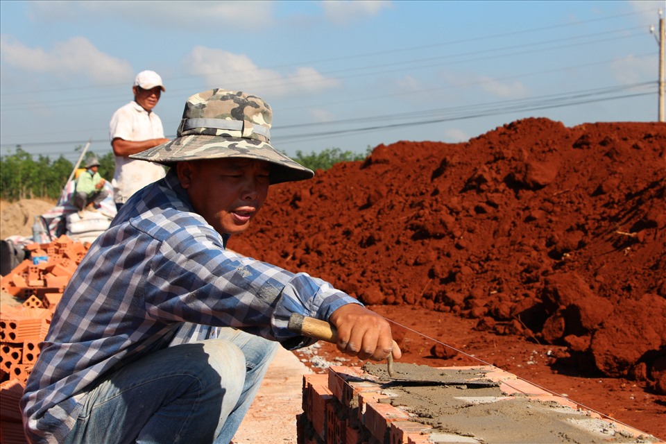 Ông Ân Chung đang xây dựng khu vực nhà ở cho công nhân tại dự án, ông Chung cho biết, đã thi công được khoảng 1 tuần.