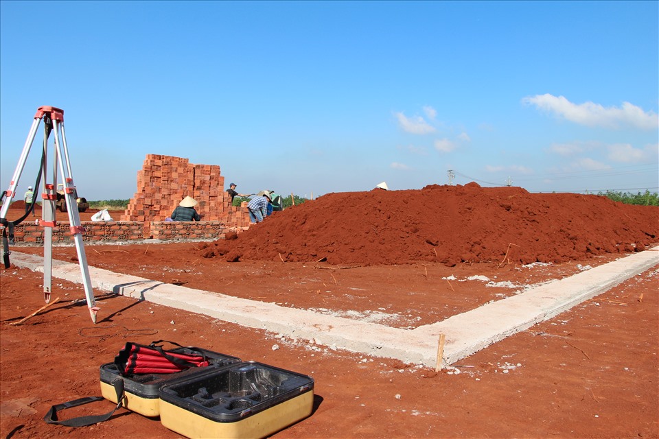 Theo ghi nhận của Phóng viên báo Lao Động sáng ngày 15.2, tại công trường thi công dự án sân bay Long Thành đang triển khai xây dựng nhà ở cho công nhân lao động thi công tại công trường.