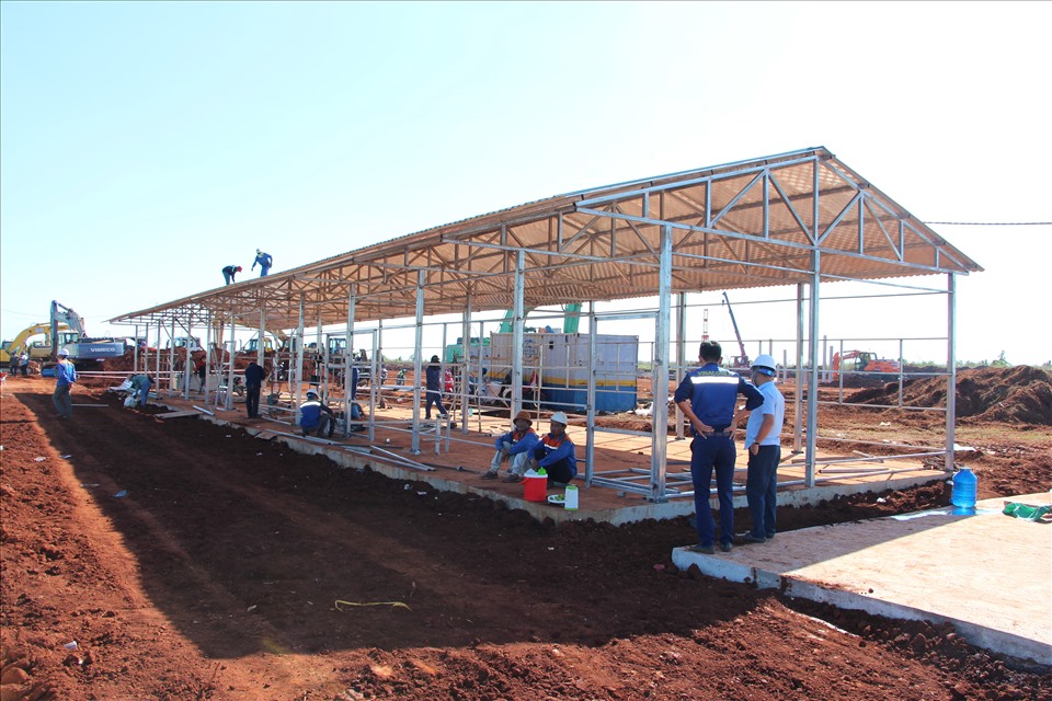 Các kỹ sư, công nhân người lao động đang triển khai thi công xây dựng mái che tại dự án.