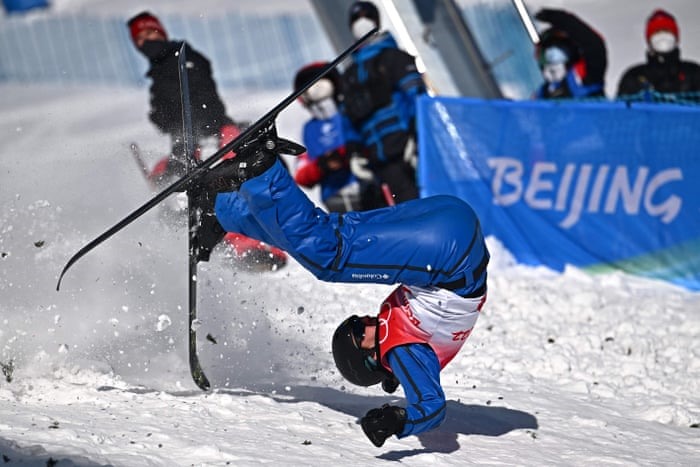 Vận động viên Olga Polyuk của Ukraine bị ngã khi đang thi đấu vòng loại trượt tuyết tự do nữ. Ảnh: AFP