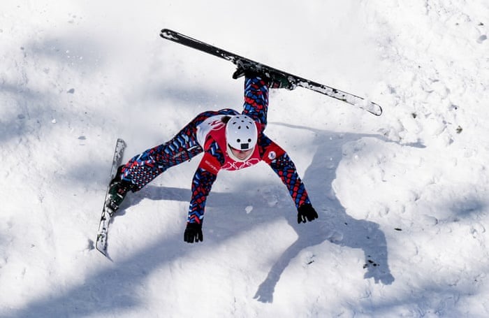 Vận động viên Liubov Nikitina của Nga ngã trong vòng loại trượt tuyết tự do dành cho nữ. Ảnh: Xinhua