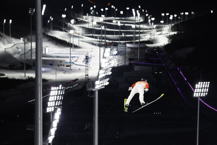 Vận động viên Simon Ammann của Thụy Sĩ tham gia vòng thử nghiệm cho trận chung kết môn trượt tuyết nhảy xa nội dung đồi lớn đồng đội nam. Ảnh: Peter Klaunzer/EPA