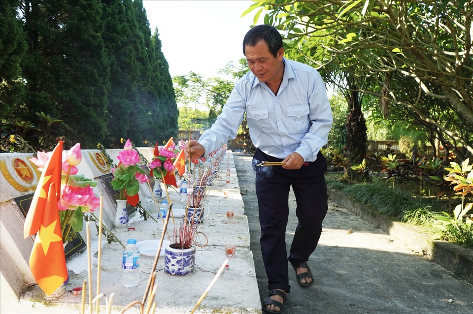 Ông Hoàng Văn Hoàn và những người nhân viên tại Nghĩa trang Liệt sĩ Vị Xuyên vẫn âm thầm chăm sóc từng phần mộ Liệt sĩ bằng tất cả sự thành kính.