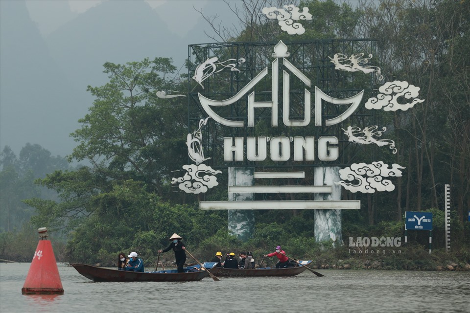 Theo ghi nhận của phóng viên tại khu vực suối Yến (xã Hương Sơn, huyện Mỹ Đức), lượng thuyền đò chở khách vào bên trong chỉ lác đác vài chuyến.