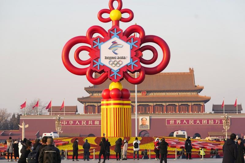 Biểu tượng Olympic Bắc Kinh 2022 tại Quảng trường Thiên An Môn. Ảnh: AP
