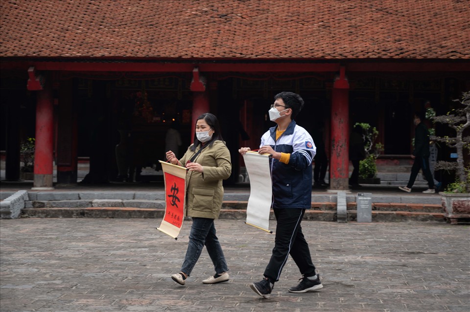 Nhiều sĩ tử cùng gia đình đã tới Văn Miếu để thăm quan cầu may cũng và xin chữ mong muốn cho việc học hành tấn tới thuận lợi.