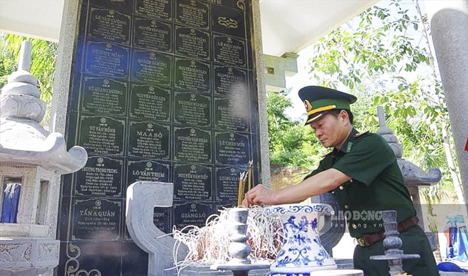 Đại tá Triệu Quốc Nguậy - Chỉ huy trưởng Bộ đội Biên phòng Lai Châu dâng hương tại Khu tưởng niệm các anh hùng liệt sĩ tại xã Ma Li Pho.