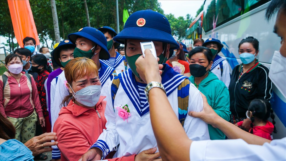 Tất cả thanh niên nhập ngũ được đo thân nhiệt tại buổi lễ và khám sức khỏe kỹ lưỡng trước khi về đơn vị.