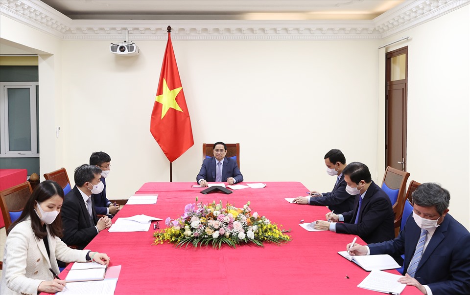 Thủ tướng Phạm Minh Chính điện đàm lần 2 với lãnh đạo Pfizer. Ảnh: TTXVN