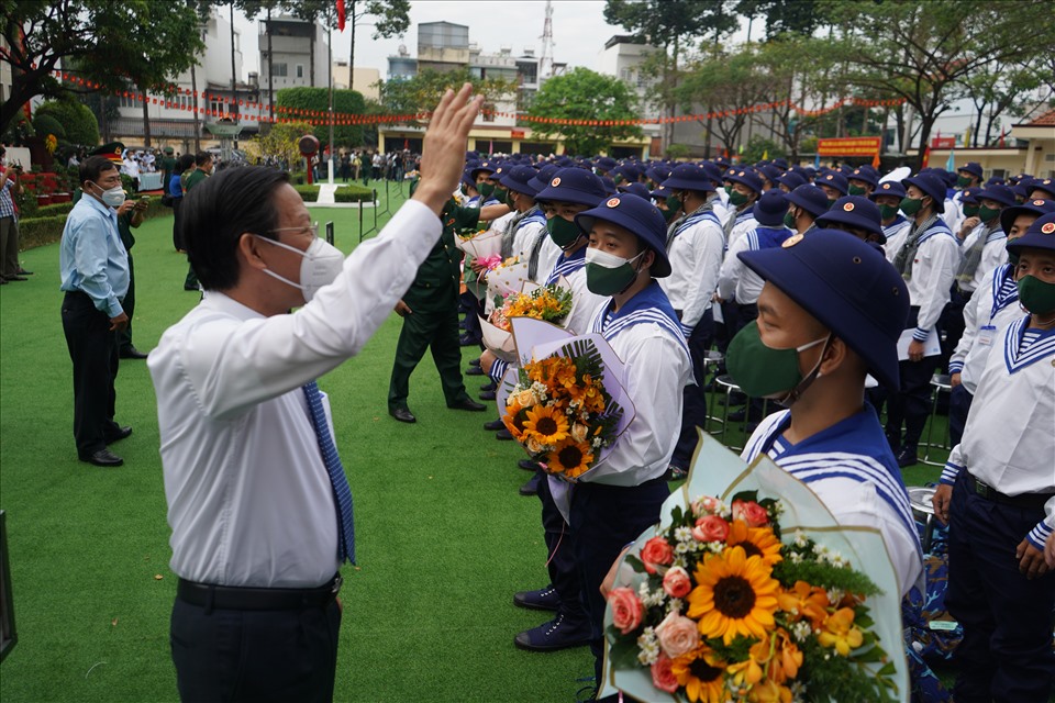Chủ tịch UBND TP.HCM Phan Văn Mãi vẫy tay chào tạm biệt và chúc mừng các tân binh.