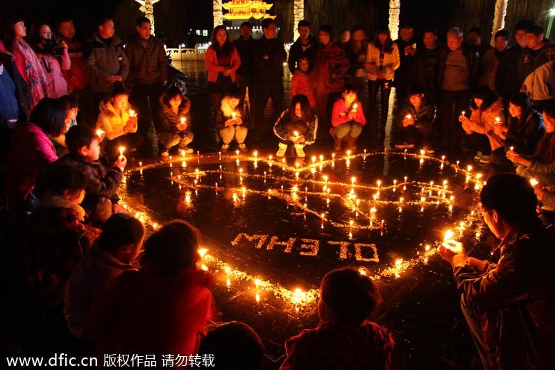 Người dân huyện Yongzhoudao, tỉnh Hồ Nam, tập trung tại một quảng trường công cộng vào ngày 12.3.2014 để thắp nến và cầu nguyện cho các hành khách và phi hành đoàn MH370. Ảnh: icpress.cn