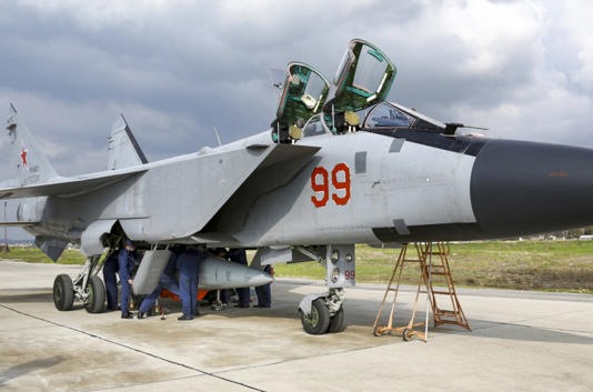 Tiêm kích MiG-31 của không quân Nga mang tên lửa hành trình siêu thanh Kinzhal đang đậu tại căn cứ không quân Hmeymim ở Syria. Ảnh: Bộ Quốc phòng Nga
