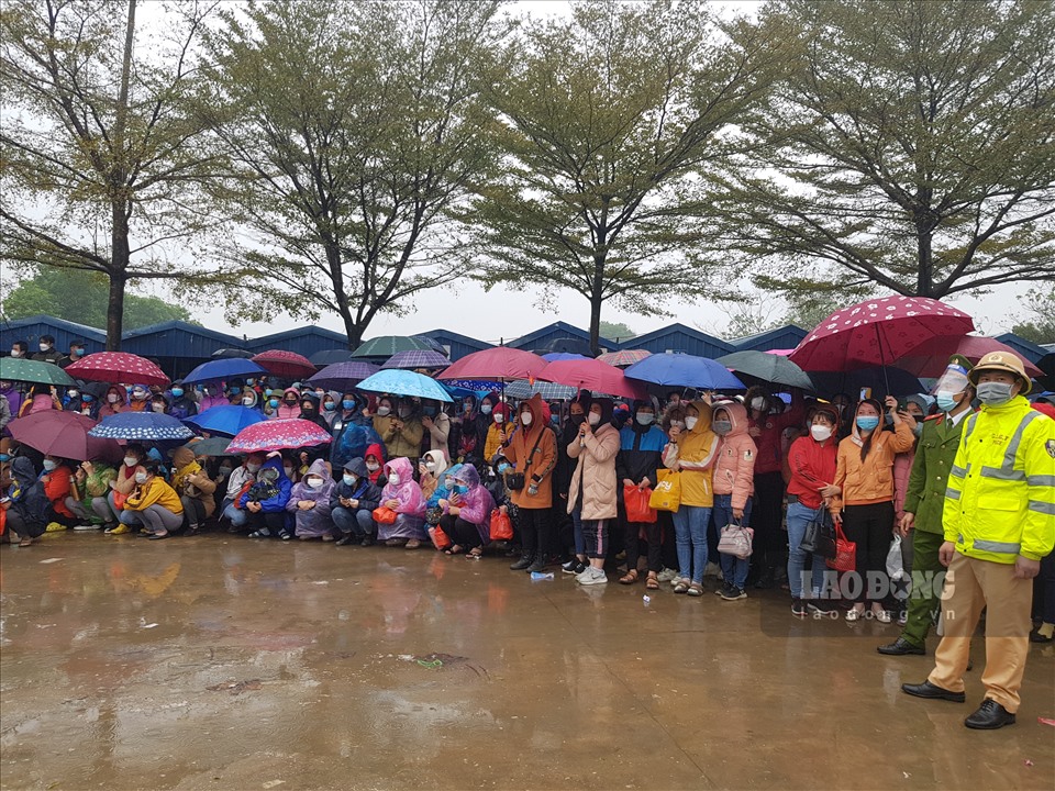 Hàng nghìn CNLĐ đội mưa tập trung trước cổng công ty. Ảnh: NT