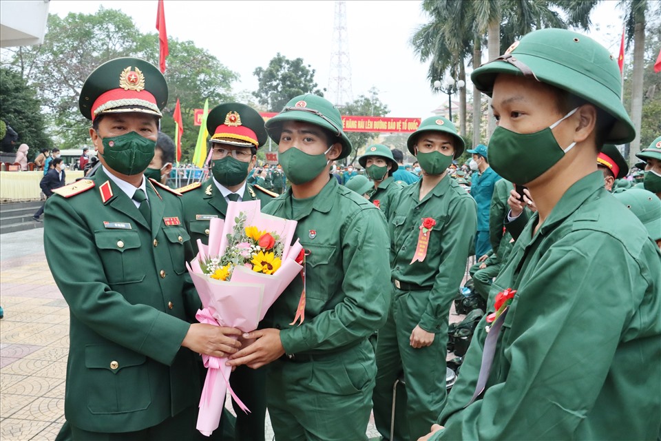 Những bó hoa tươi thắm tặng các thanh niên lên đường.