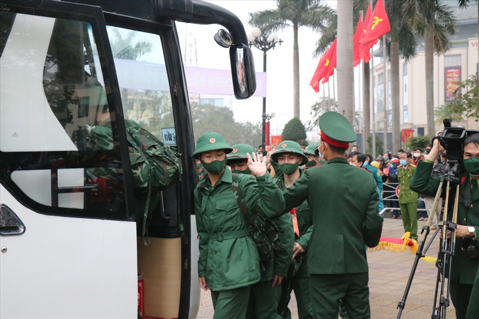 Tại các điểm giao nhận quân, lãnh đạo 09 huyện, thị xã, thành phố mong muốn các tân binh không ngừng nỗ lực phấn đấu, rèn luyện trong môi trường quân ngũ, thực hiện tốt các quy định của đơn vị, đoàn kết tốt, kỷ luật nghiêm, ra sức rèn đức, luyện tài, phát huy bản chất truyền thống tốt đẹp của Quân đội, Công an nhân dân Việt Nam, hoàn thành xuất sắc nhiệm vụ được giao, xứng đáng là những người con ưu tú của quê hương Thừa Thiên Huế anh hùng.